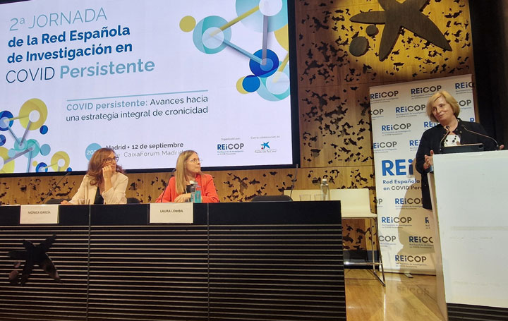 Pilar Rodríguez Ledo interviene en la inauguración de la jornada. A la izquierda, la ministra de Sanidad, Mónica García.