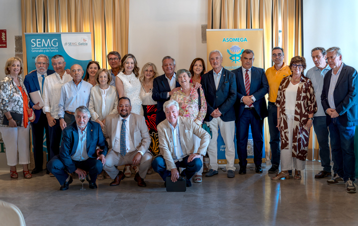 Foto de familia de miembros de Asomega presentes en el Encontro de Verán 2025 en Monforte.