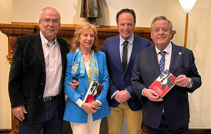 Jacinto Ruiz, autor de "Cicatrices en la selva"; María Méndez, presidenta de la Asociación de Periodistas de Galicia; Javier Vázquez, director de la Casa de Galicia en Madrid; y Julio Ancochea, presidente de Asomega.