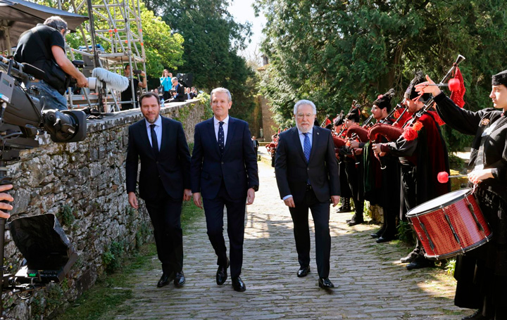 Óscar Puente, Alfonso Rueda y Miguel Santalices a su llegada al parque de San Domingos de Bonaval.