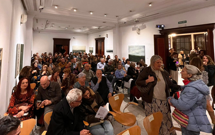 Lleno total en la Casa de Galicia para asistir a la presentación de "Cicatrices en la selva".