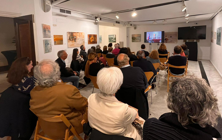 El acto ha sido tan multitudinario que la Casa de Galicia habilitó pantallas en una sala anexa para que más público pudiera seguirlo.