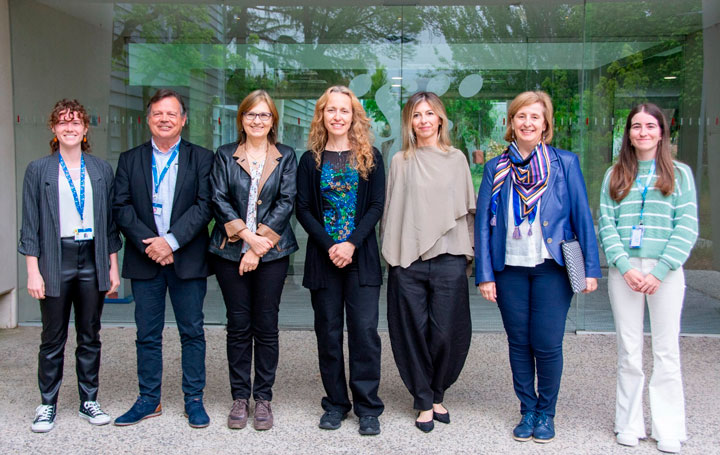 Clara Sánchez Menéndez, investigadora del Carlos III; José Miguel Rubio Muñoz, director del Centro Nacional de Microbiología del ISCIII; Marina Pollán, directora general del ISCIII; Mayte Coiras, del Centro Nacional de Microbiología; Paula Sánchez Diz, coordinadora técnica de REiCOP y del Grupo Long COVID de SEMG; Pilar Rodríguez Ledo, presidenta de REiCOP; y Alicia Simón Rueda, investigadora predoctoral del Carlos III.
