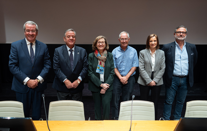 Varios de los ponentes posan tras finalizar el evento: José María Suárez Quintanilla, Julio Ancochea, Marisa Crespo, Ángel Carracedo, Luz Couce y Lorenzo Armenteros.