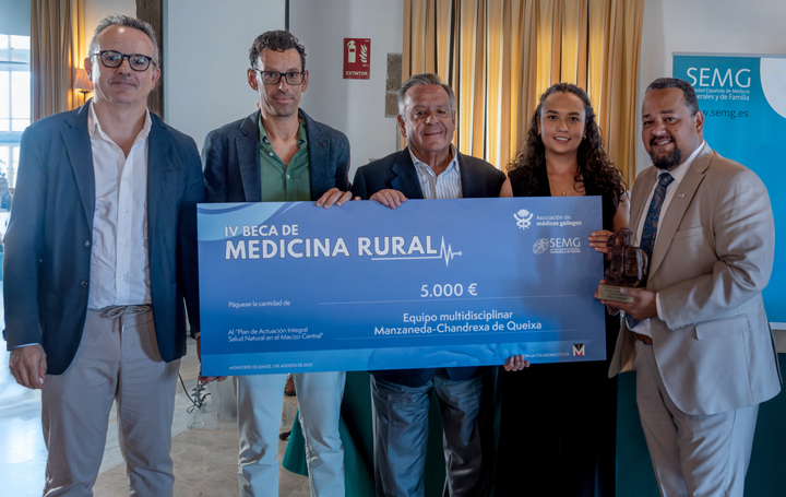 Carlos Moral, médico de Chandrexa de Queixa; Enrique González, técnico de desarrollo rural y principal de Manzaneda; Julio Ancochea, presidente de Asomega; Sonia Isela Trejo, médica de Manzaneda; y Albert Foo, presidente de SEMG Galicia.