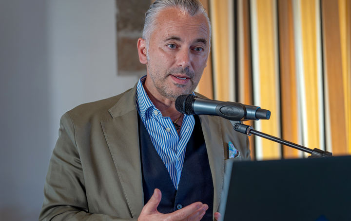 Alberto Cipolla, de Menarini España, entidad patrocinadora de la IV Beca de Medicina Rural que se ha entregado durante este Encontro de Verán en Monforte.