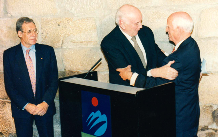 Peña Guitián recibe el premio. A la izquierda, el actual presidente de honor de Asomega, Aniceto Charro