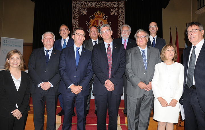 Foto de familia del premiado con autoridades y otros miembros de Asomega