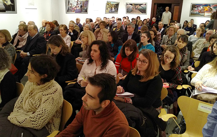 Aspecto de la sala durante la intervención del pediatra Francisco Ruza.