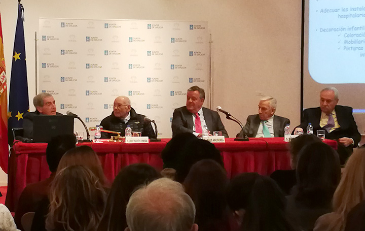 El doctor Ruza durante su intervención. A su lado, José Manuel Romay Beccaria, Julio Ancochea, Miguel Carrero y José Ramón Ónega