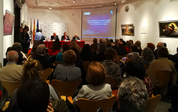 Sala repleta para escuchar la conferencia de Francisco Ruza sobre humanización de la asistencia sanitaria y uso de la musicoterapia