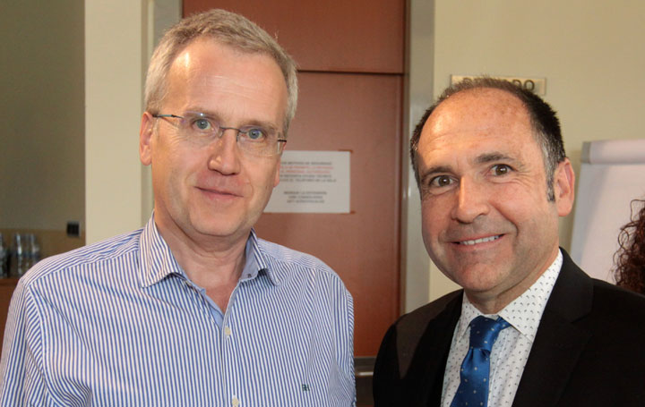 Francisco García, médico del Hospital La Paz y miembro de la Junta Directiva de Asomega, y Joan Soriano, co-director de la Cátedra de patrocinio de la Universidad Autónoma de Madrid-Linde Healthcare de docencia e investigación en innovación en la gestión integral del enfermo respiratorio crónico.