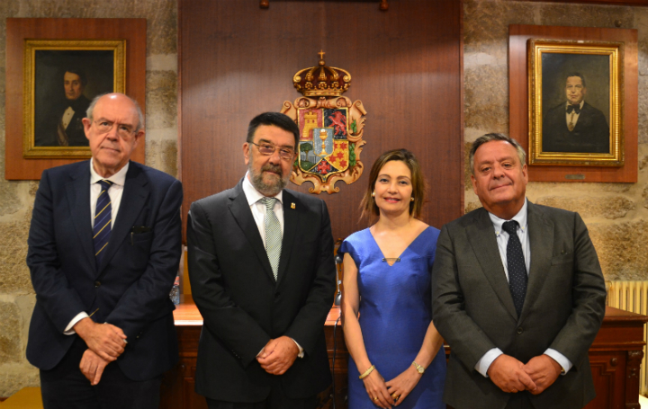 Julián Álvarez junto a Juan Gestal y la vicepresidenta de Asomega, Inmaculada Ramos, y su presidente, Julio Ancochea, en la comida de Verano de 2018.