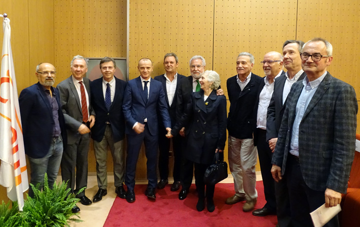 El ganador posa con varios asistentes al acto, entre ellos Miguel Santalices, presidente del Parlamento gallego