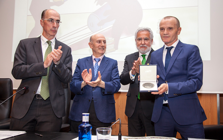 Juanatey posa con la placa que le acredita como ganador del Nóvoa Santos