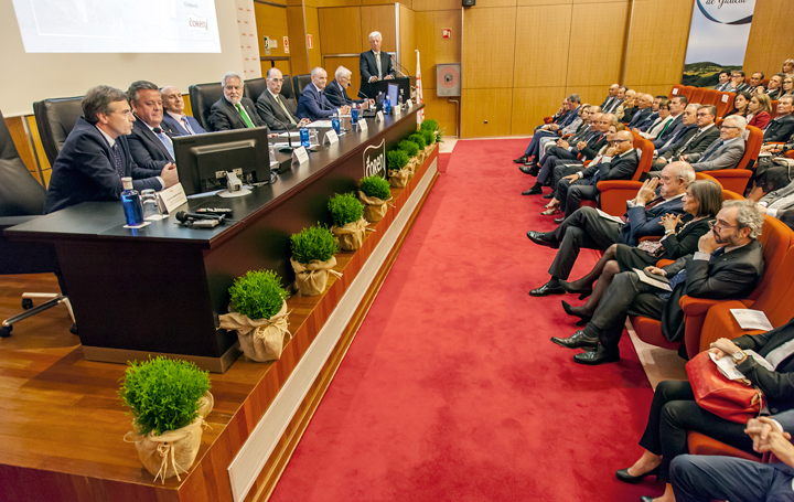 Momento del acto de entrega del Nóvoa Santos a José Ramón González Juanatey