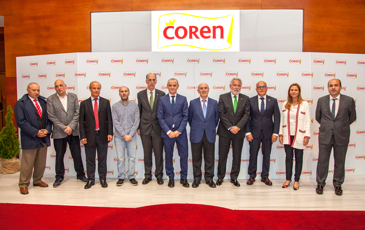 Foto de familia del ganador con algunos de los asistentes al acto