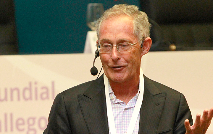 Ángel Carracedo durante su conferencia en la clausura del I Encontro Mundial de Médicos Galegos. Foto: Iván de los Riscos / Redacción Médica