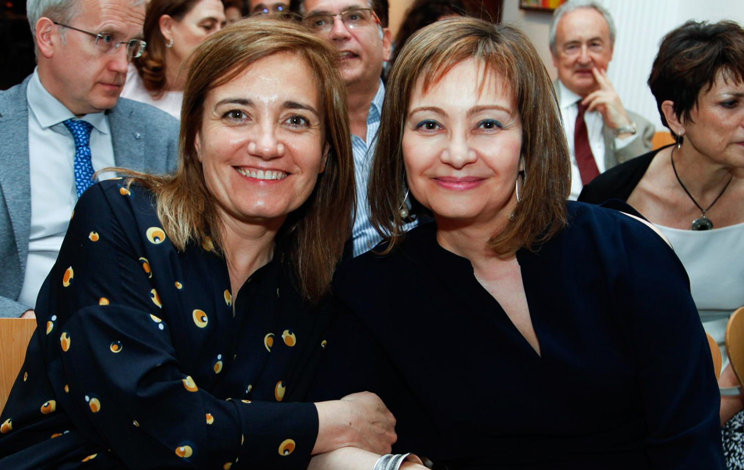 Ana Pérez Domínguez junto a Inmaculada Ramos, vicepresidenta de Asomega, durante el acto con el que se conmemoró el XXV Aniversario de la Asociación.