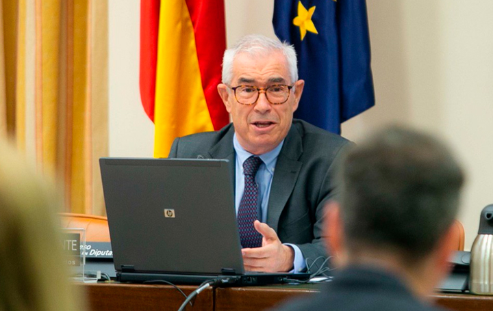 Emilio Bouza durante su intervención en el Congreso de los Diputados