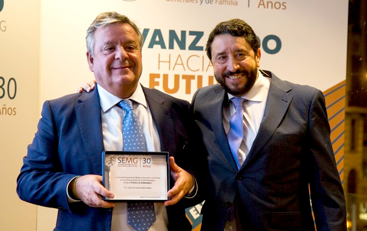 José Manuel Solla junto a Julio Ancochea, presidente de Asomega, en la celebración del 30 aniversario de la SEMG (foto: www.semg.es)