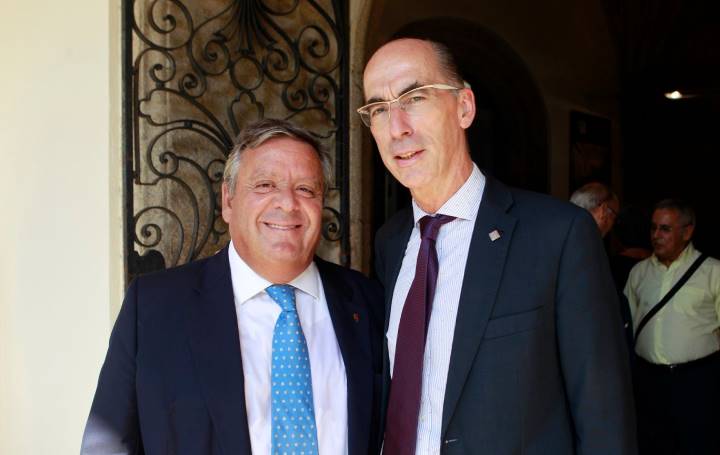 Julio Ancochea, presidente de Asomega, junto a Vázquez Almuíña en la inauguración del I Encontro Mundial de Médicos Galegos en septiembre de 2019.