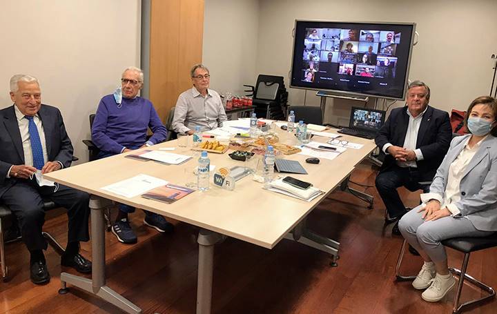 Foto de los asistentes, presenciales y virtuales, a la Asamblea General