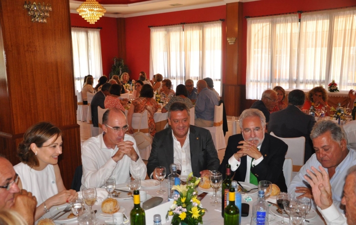 Vázquez Almuíña flanqueado por la vicepresidenta de Asomega, Inma Ramos, y el presidente, Julio Ancochea. A su lado, el presidente del Parlamento gallego, Miguel Santalices, en la Comida de Verano de 2017 en Quiroga.