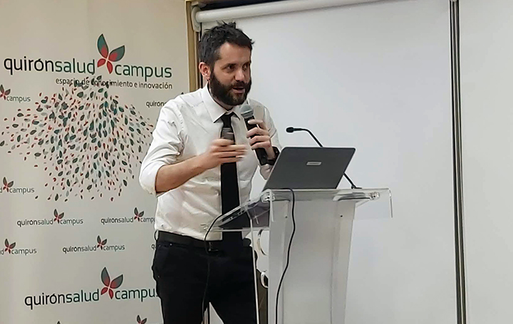 Juan Castro impartiendo una sesión en Quirónsalud Campus.