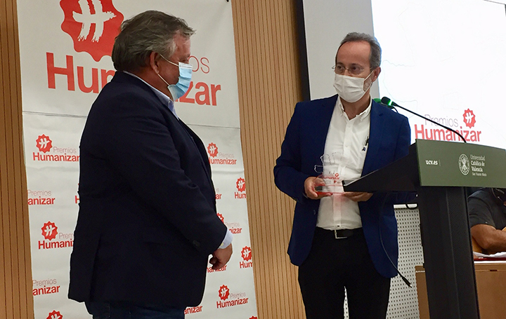 Momento en el que José Carlos Bermejo entrega su premio a Julio Ancochea