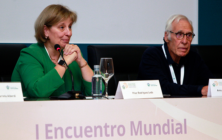 Pilar Rodríguez Ledo junto al presidente de honor de Asomega, Aniceto Charro