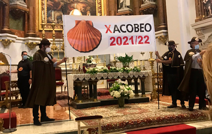 En el altar se ha desplegado una pancarta alusiva al Año Xacobeo 21-22,