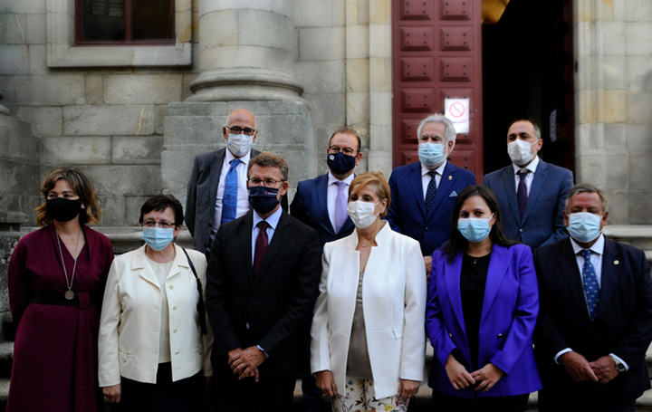 En la fila de atrás: Federico Plaza, de Roche; Antonio López, rector de la USC; Miguel Santalices, presidente del Parlamento de Galicia; y Julio García Comesaña, conselleiro de Sanidade. En primera fila: Inmaculada Ramos, vicepresidenta de Asomega; Sor Guadalupe de la Cruz, directora del Centro San Vicente de Paúl de Lugo, ganador del proyecto de humanización; Alberto Núñez Feijóo, presidente de la Xunta; Pilar Rodríguez Ledo, ganadora del XXII Premio Nóvoa Santos; Cristina Núñez, investigadora del HULA que ha ganado para su proyecto el premio destinado a investigación; y Julio Ancochea, presidente de Asomega.