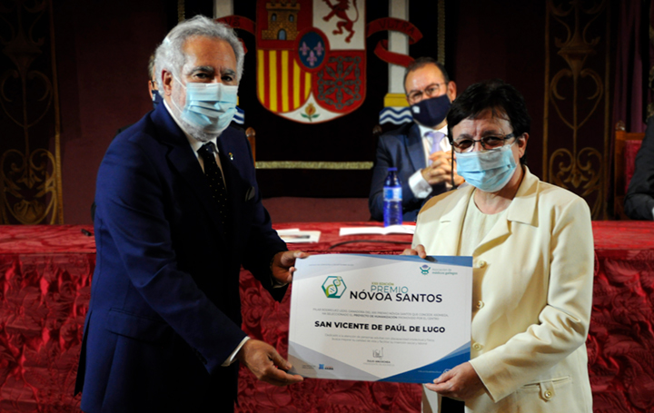 Sor Guadalupe de la Cruz recibe de manos de Miguel Santalices, presidente del Parlamento de Galicia, el diploma para el centro que dirige, el San Vicente de Paúl de Lugo, ganador del Nóvoa Santos en su vertiente de proyecto de humanización.