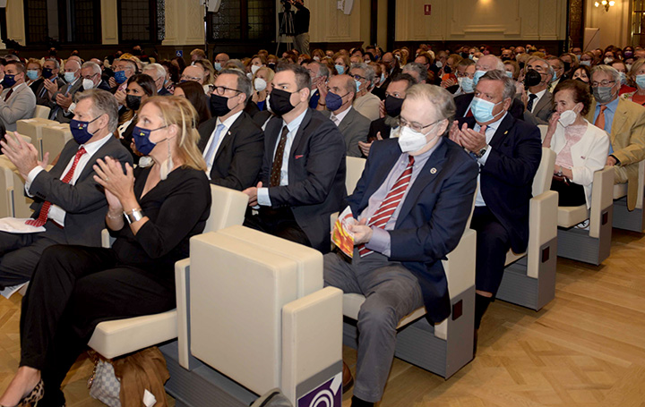 Julio Ancochea, primero de la tercera fila, en el acto de presentación del Otoño Xacobeo en Madrid.