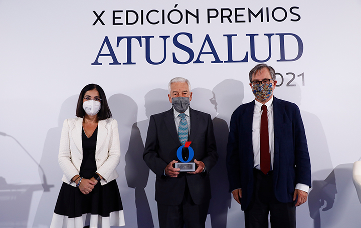 Miguel Carrero posa entre la ministra de Sanidad, Carolina Darias, y el director de 'La Razón', Francisco Marhuenda, con el premio concedido a PSN.