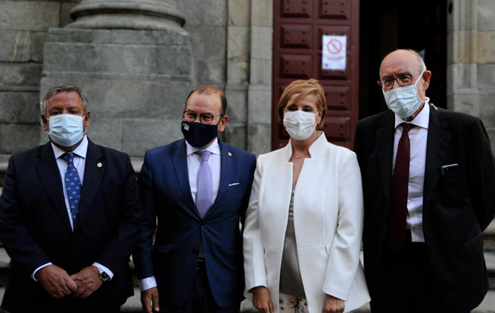 De derecha a izquierda: Julián Álvarez, decano de Medicina de la USC; junto a Pilar Rodríguez Ledo, ganadora del XXII Premio Nóvoa Santos de Asomega; Antonio López, rector de la USC; y Julio Ancochea, presidente de Asomega. Posan antes de la entrega del XXII Premio Nóvoa Santos.