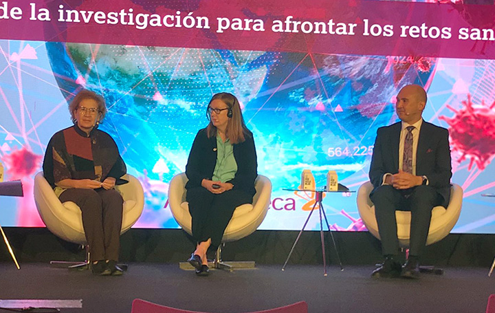 Margarita del Val, Sarah Gilbert y Rick Suárez, presidente de AstraZeneca España