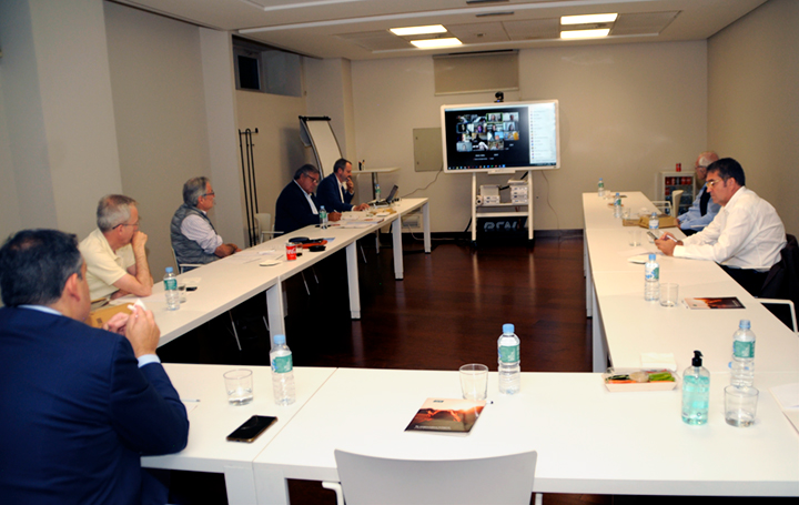 Asistentes presenciales y vía telemática en la Asamblea de Asomega.