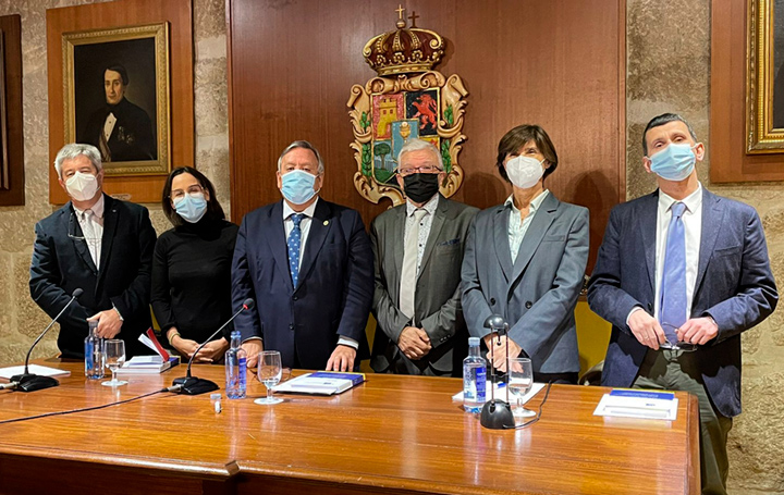 El nuevo doctor, tercero por la derecha, con los integrantes de su tribunal de tesis