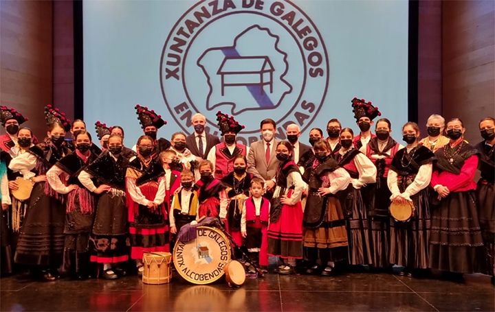 Las autoridades presentes posan con el resto de participantes en el homenaje a Cadenas