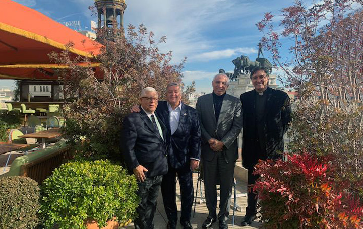 Mario J. Paredes, CEO de SOMOS; Julio Ancochea, presidente de Asomega; Ramón Tallaj, presidente de SOMOS;; y el padre Andrés Ramos, "madrigallego" de Lalín.