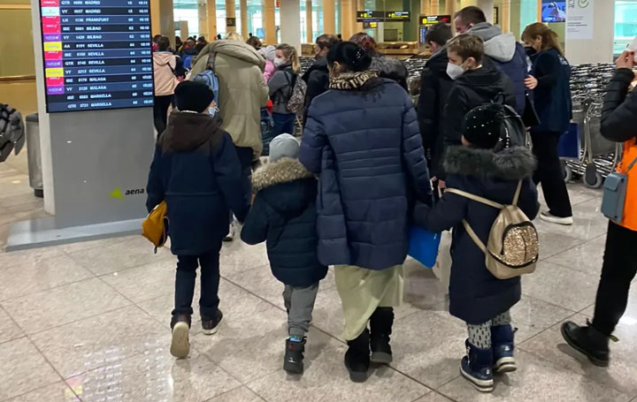 Algunos de los niños y sus familiares que llegaron el viernes a Barcelona