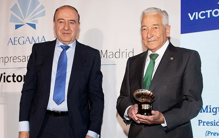 Julio Lage, presidente de Aegama, junto al premiado, Miguel Carrero, presidente de PSN