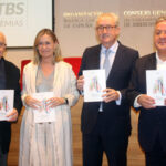 Mario Braier, editor; Carmen Comas-Mata, secretaria de la Federación Iberoamericana del Ombudsman y responsable de Relaciones Internacionales de la Oficina del Defensor del Pueblo española; Tomás Cobo, presidente del CGCOM; y Julio Ancochea, presidente de Asomega y editor del libro.