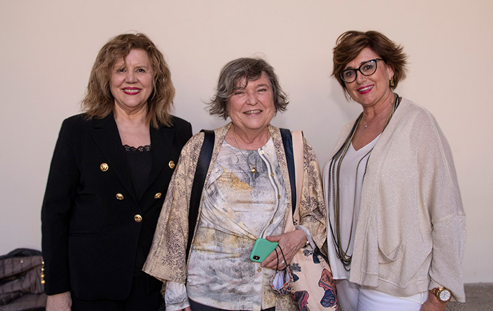 Carmen Novoa. de la Orden de la Vieira; María Eugenia Blanco Cachafeiro; y Ana Fernández-Tejeiro, de la Junta Directiva de Asomega, en la inauguración del II Encontro Mundial de Médicos Galegos.