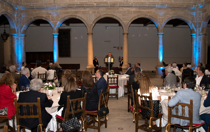 Momento del discurso de Julio Ancochea en el que dio paso al homenaje a las tres socias.