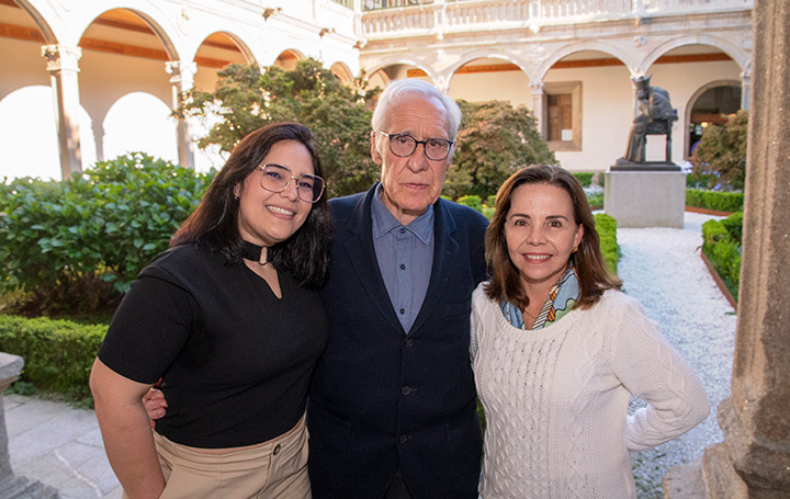 Fernanda Cortizo, médico brasileña que ejerce en Galicia; Aniceto Charro, presidente de honor de Asomega; y Delia Cerviño.