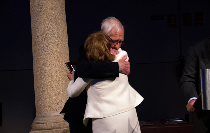 Julia Buján recibe la placa de manos del presidente de honor de Asomega, Aniceto Charro.