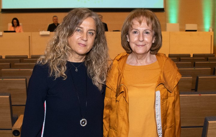 María J. Blanco y Julia Buján posan al inicio de una de las sesiones del II Encontro Mundial de Médicos Galegos.
